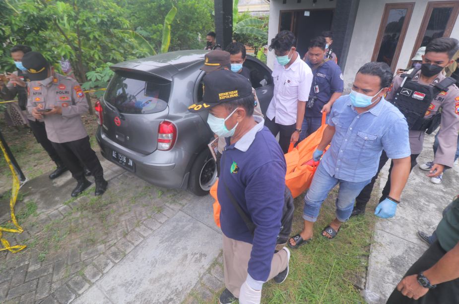 INNALILLAHI: Tim Inafis Polres Madiun mengevakuasi jenazah karyawan RSI Kota Madiun yang ditemukan di kontrakannya di Desa Kertosari, Geger, Senin (25/3). (R. BAGUS RAHADI/JAWA POS RADAR CARUBAN)