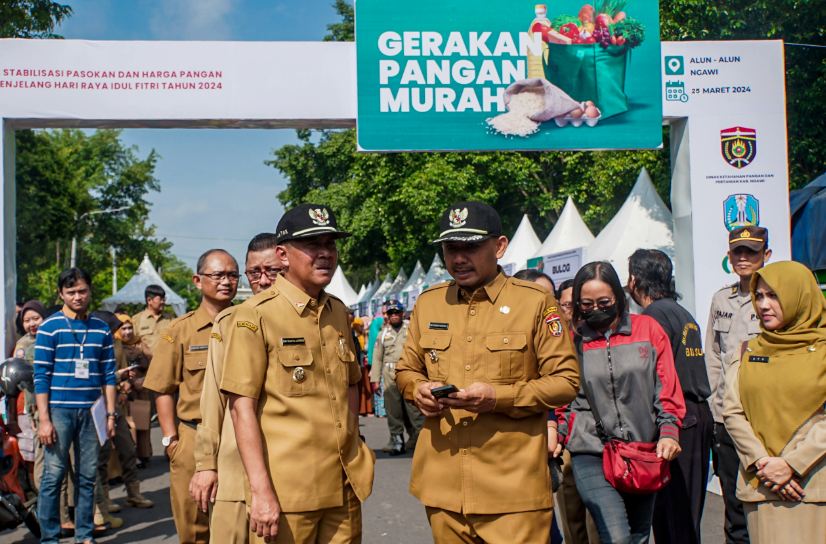 TANGANI INFLASI: Bupati Ngawi Ony Anwar Harsono dan Wabup Dwi Rianto Jatmiko mengecek pelaksanaan Gerakan Pangan Murah, Senin (25/3). (MUSTOFA FAHMI UNTUK JAWA POS RADAR NGAWI)