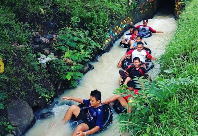 Sensasi seru bermain tubing menjadi magnet minat pengunjung untuk singgah ke obyek wisata Terowongan Lowo.