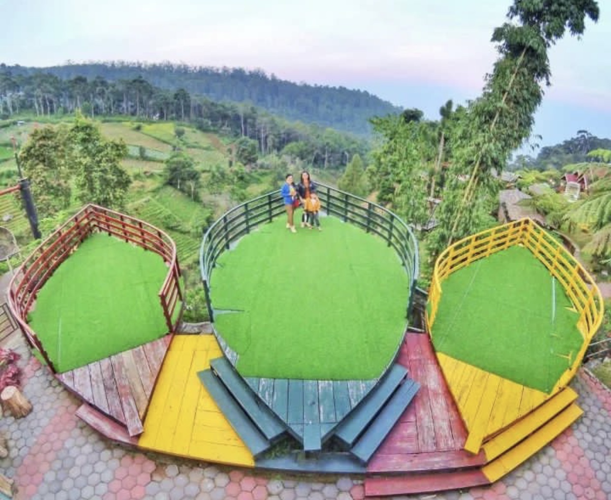 Mbah Djoe Resort menawarkan suasana wisata dengan paket lengkap