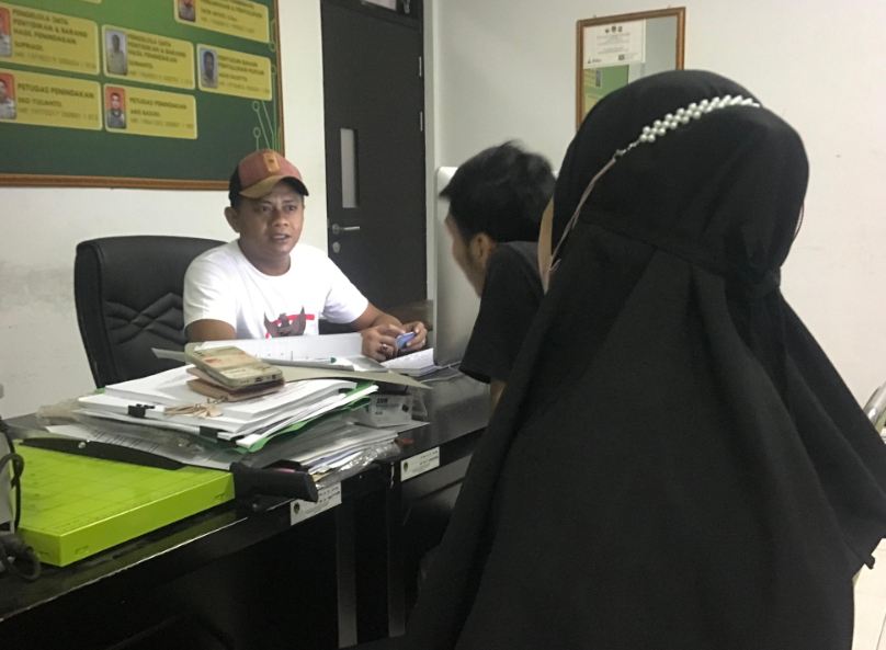 DIPERIKSA: Pasangan kekasih ini diamankan petugas gabungan Satpol PP dan TNI/Polri pada razia kos-kosan di wilayah Mejayan, Rabu (27/3) malam. (R. BAGUS RAHADI/JAWA POS RADAR MADIUN)