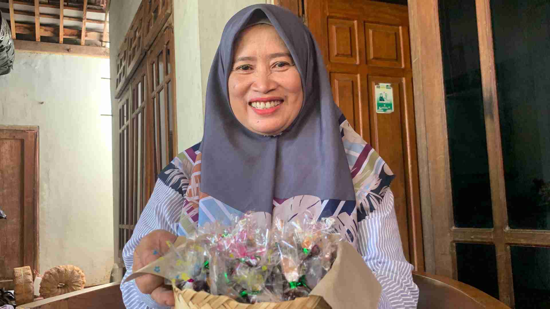 JAJANAN LEGENDARIS: Madumongso tetap eksis diburu masyarakat menjelang lebaran. (SUGENG DWI N./JAWA POS RADAR PONOROGO)