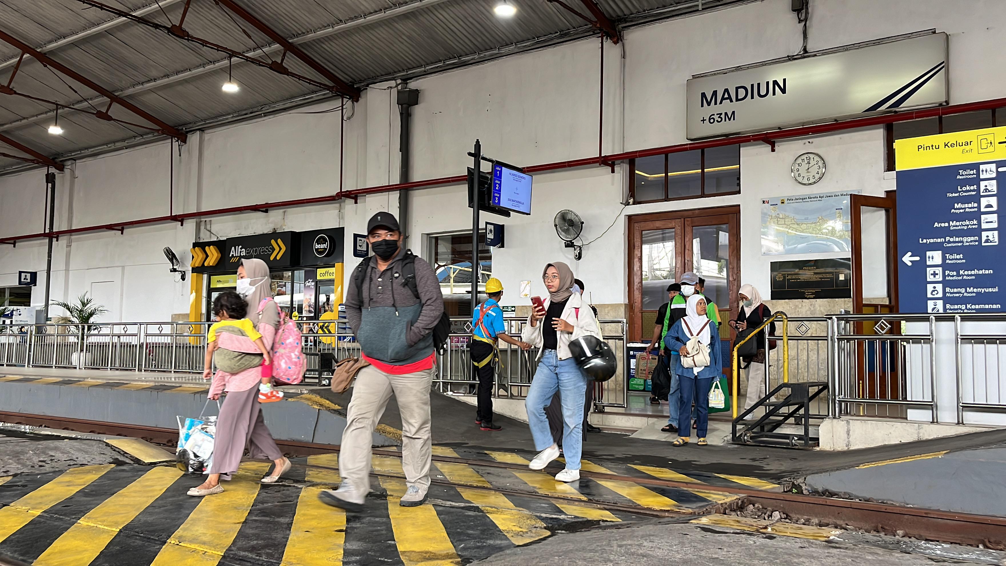 LIBUR PANJANG: Suasana Stasiun Madiun dalam momen long weekend Wafat Isa Al Masih pada Jumat (29/3). (DAOP 7 MADIUN FOR JAWA POS RADAR MADIUN)