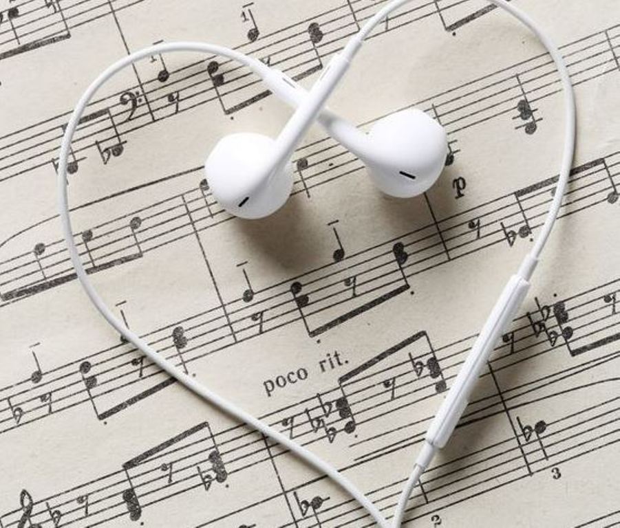 Rekomendasi musik k-pop menemani perjalanan mudik lebaran 2024. (FREEPIK VIA PINTEREST)