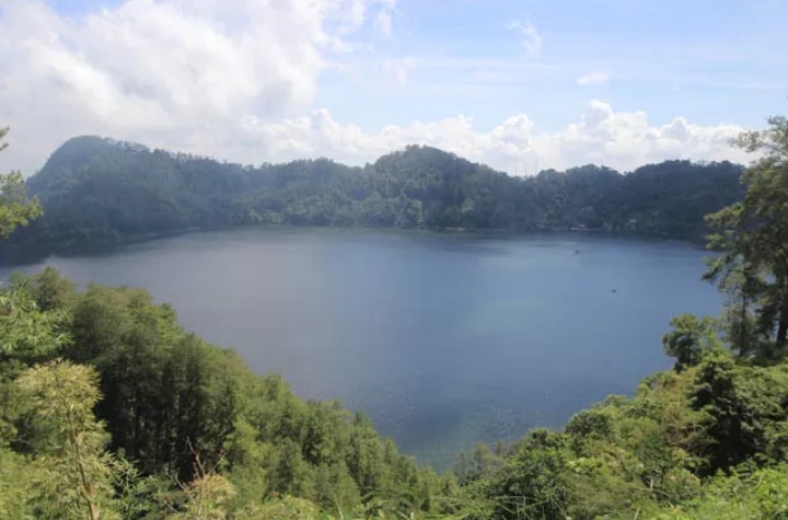 Berada di ketinggian 734 mdpl, patut saja banyak orang yang ingin menghabiskan waktu liburnya di Telaga alami ini demi mencari suasana adem dan damai. (foto : Aji Putra / Radar Ponorogo)