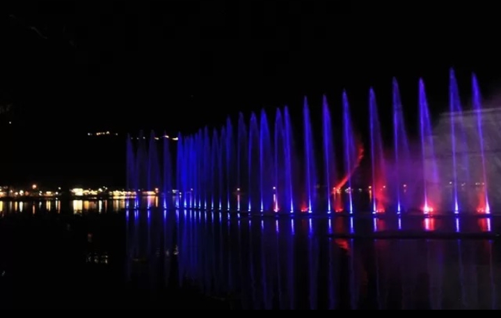 Water Fountain menjadi ikon baru yang menjadi daya tarik baru bagi pengunjung untuk singgah.  (Aji Putra / Jawa Pos Radar Ponorogo)