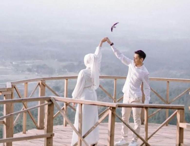 ROMANTIS: Spot tangga langit di Kebun Teh Jamus Ngawi viral, rekomendasi destinasi wisata libur lebaran 2024. (Ig @agrowisata_jamus)