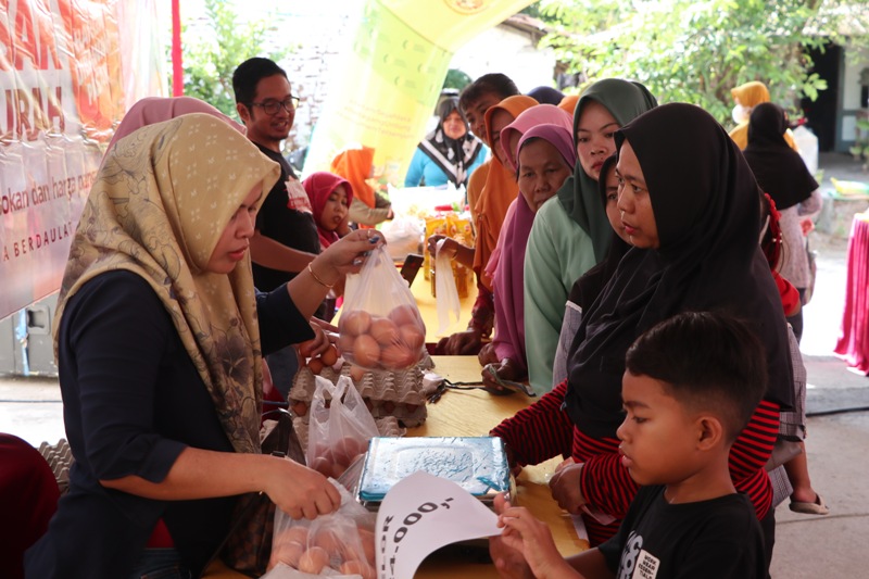 Bahan pokok murah dalam gerakan pasar murah (GPM) di Kelurahan Patihan Wetan, Babadan, Ponorogo ludes diburu warga. (SUGENG DWI N./JAWA POS RADAR PONOROGO)