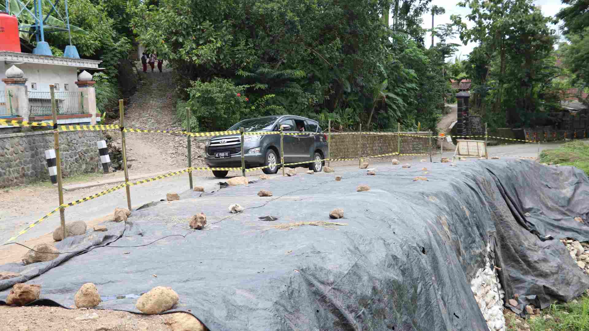 WASPADA: Jalan Nasional Ponorogo-Pacitan Km 225 diberlakukan buka tutup usai longsor 2021 silam. (SUGENG DWI N./JAWA POS RADAR PONOROGO)