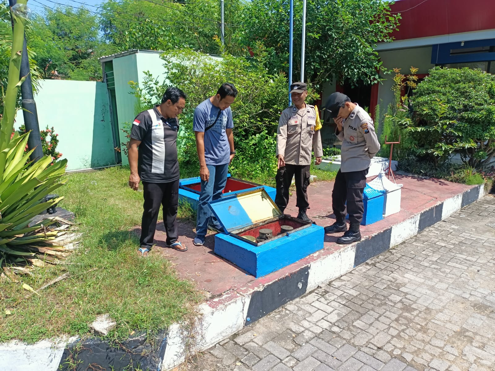 PEMERIKSAAN: Polres Ponorogo memeriksa pelayanan SPBU di Ponorogo kemarin (2/4). (POLRES UNTUK JAWA POS RADAR PONOROGO)
