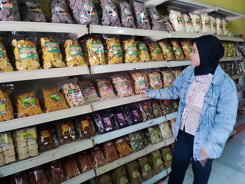 Beraneka oleholeh khas Ponorogo di toko Jenang Teguh Rahardjo. (DIMAS-PNM/RADAR LAWU)