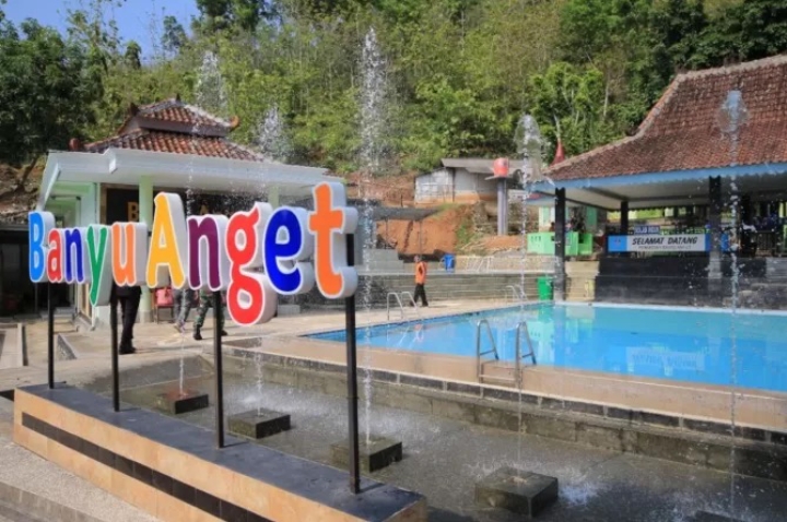 Pemandian Ar Hangat Tirta Husada atau yang lebih dikenal dengan Banyu Anget Tirto Husodo yang menjadi tempat tujuan favorit saat libur lebaran.  foto : (Sugeng Dwi N/Radar Pacitan)