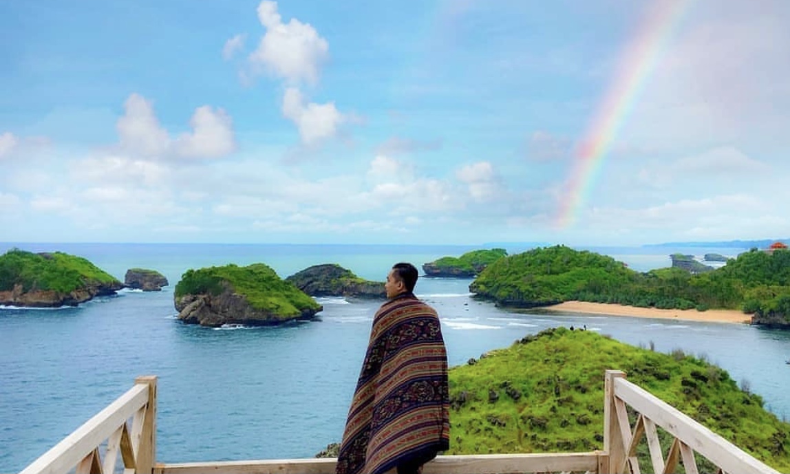 Pantai Kasap yang menawarkan pemandangan pantai seperti Raja Ampat.