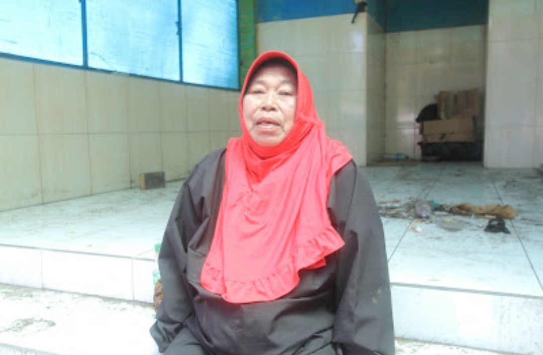 AJI PUTRA/JAWA POS RADAR MAGETAN MUDIK: Mbok Yem atau Wakiyem mudik dari warungnya di Hargo Dalem Gunung Lawu via Cemorosewu pada Sabtu (6/4) lalu.