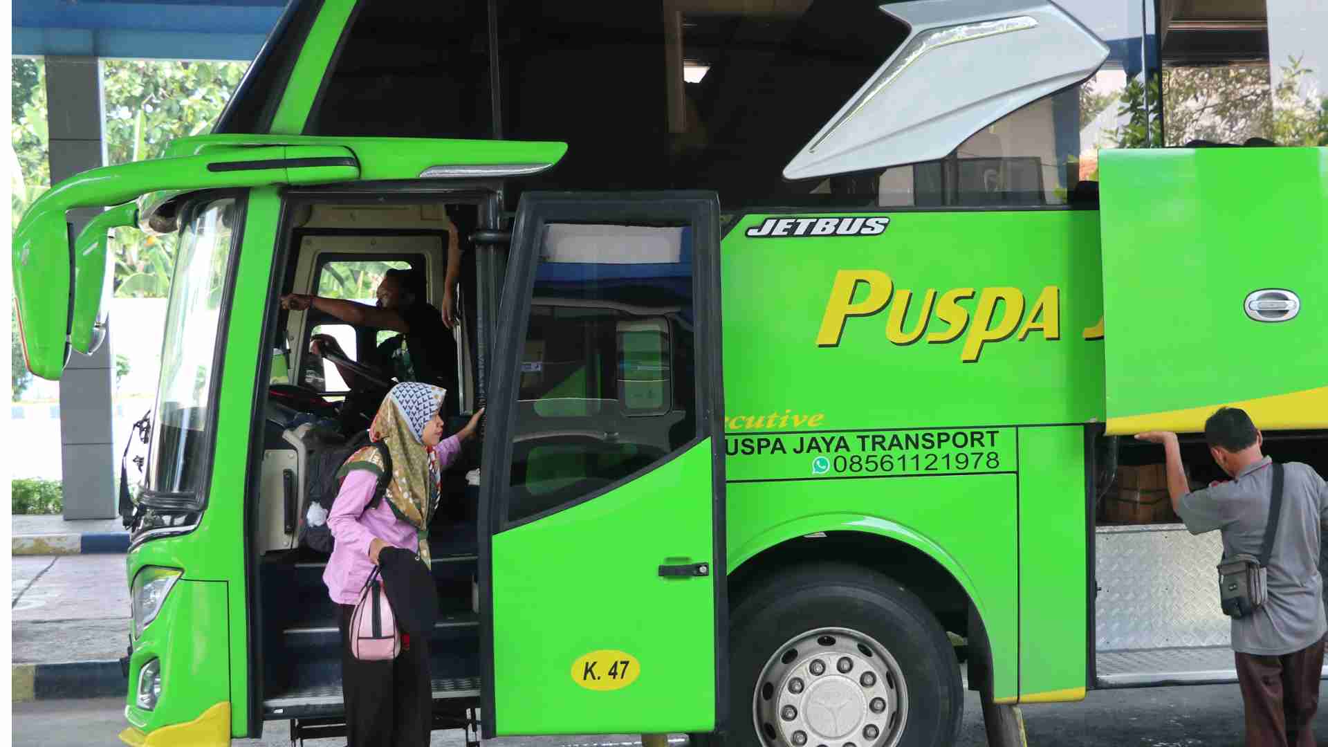 NAIK TURUN: sejumlah penumpang terpantau turun di Terminal Seloaji, di libur lebaran 2024 ini. (SUGENG DWI N./JAWA POS RADAR PONOROGO)