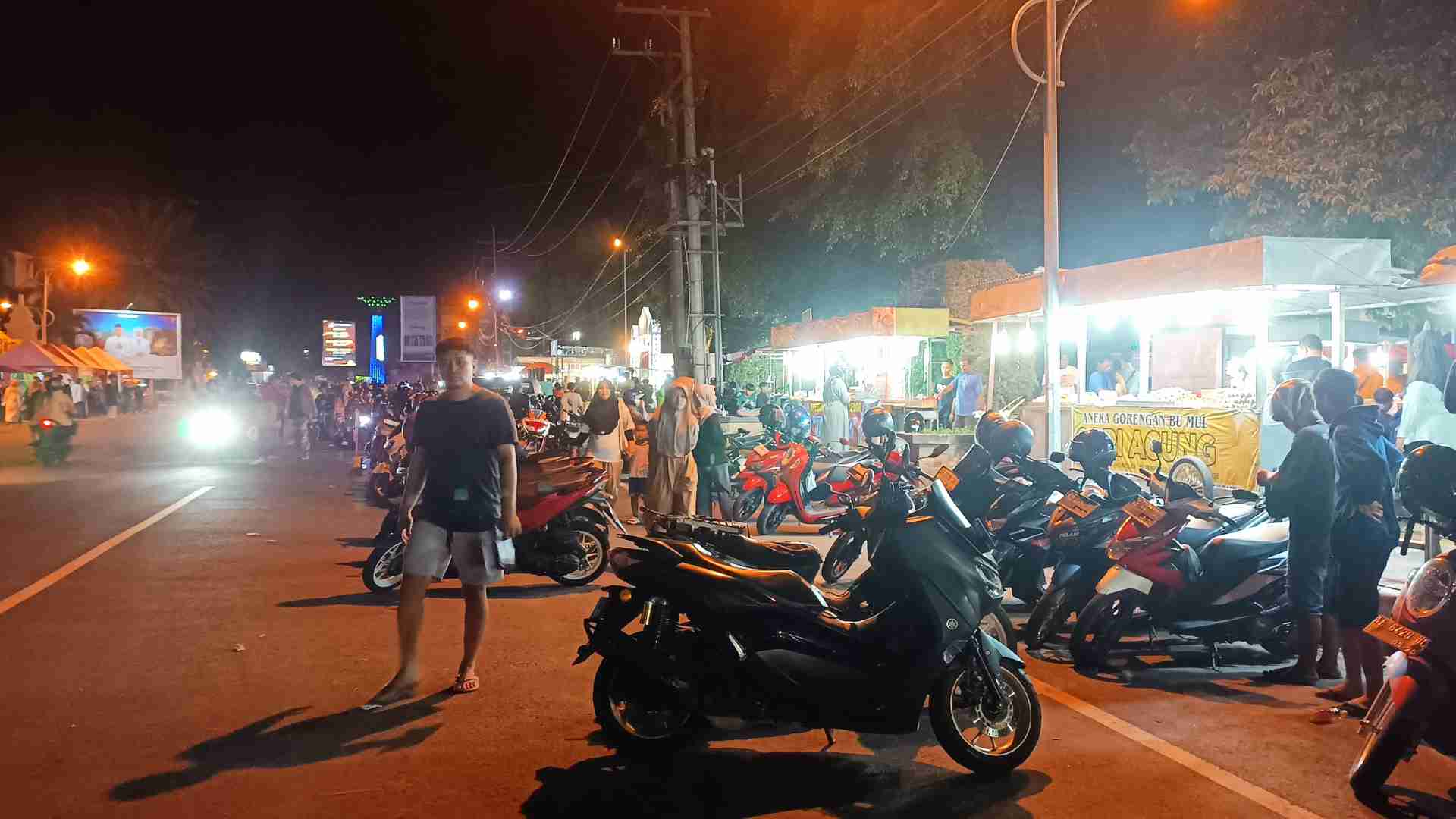 TEPI JALAN: ratusan kendaraan parkir di tepi jalan Alun-alun Ponorogo selama event pasar malam. (SUGENG DWI N./JAWA POS RADAR PONOROGO)