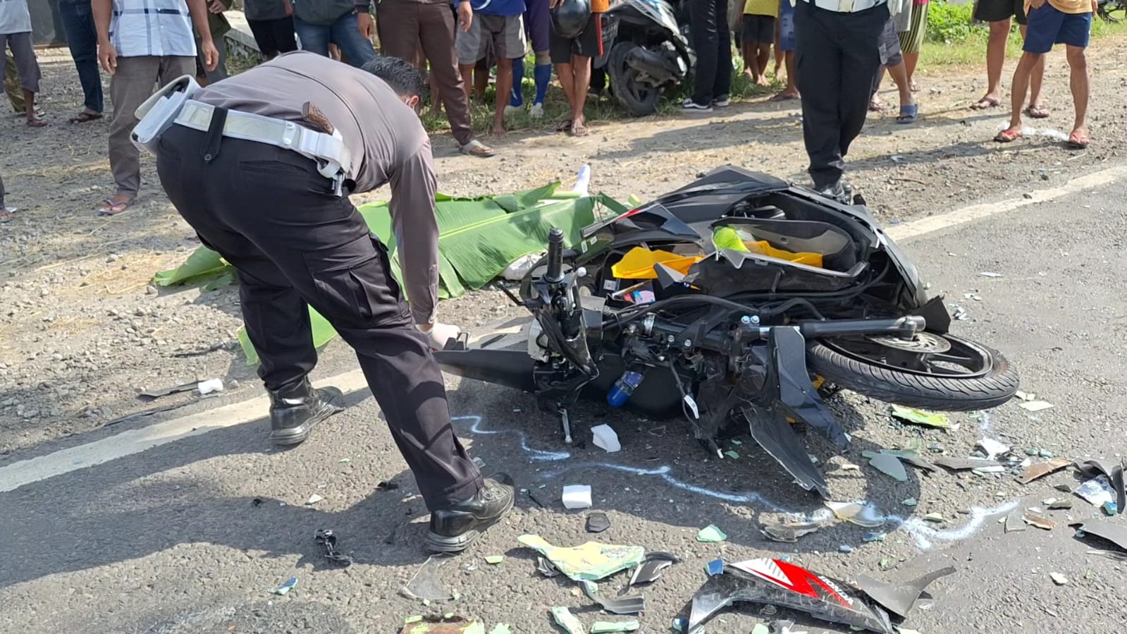 HANCUR: Kondisi motor kakak dan adik asal Sukoharjo yang tertabrak bus Sumber Selamat di Ngawi (7/4). Keduanya meninggal akibat laka lantas itu. (SATLANTAS POLRES NGAWI UNTUK JAWA POS RADAR LAWU)