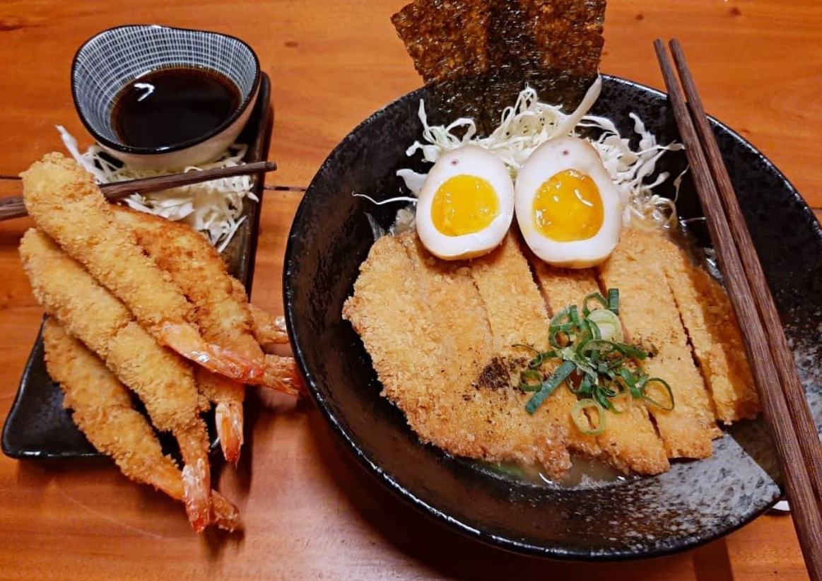 GOYANG LIDAH: Seporsi ramen dan ebi furai di Sendai Ramen Bar, Kota Madiun. (GO TRAVELLY)