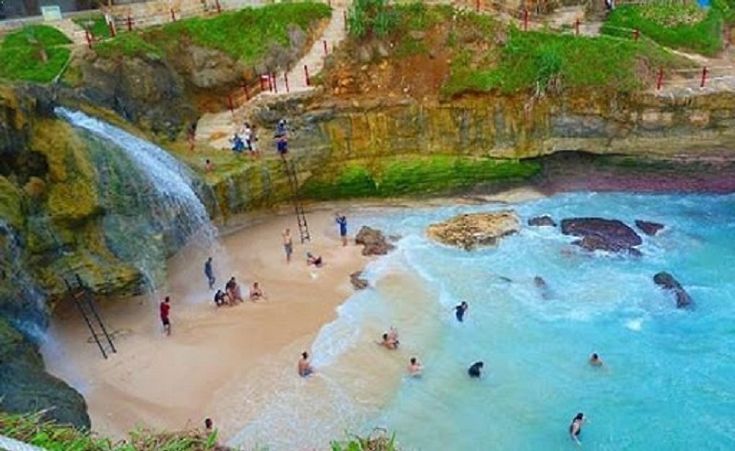 Pantai Banyu Tibo Pacitan layak dikunjungi saat libur lebaran 2024. (PINTEREST)