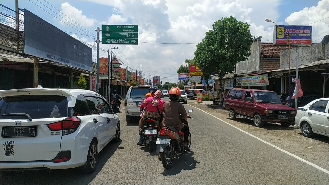 RAMAI LANCAR: Penumpukan kendaraan mulai terjadi di Jalan Raya Ponorogo-Pacitan tepatnya Perempatan Pasar Balong, Ponorogo pada H+1 lebaran Kamis hari ini (11/4). (NUR WACHID/JAWA POS RADAR PONOROGO)