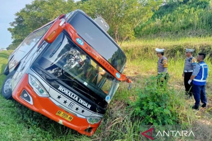 Bus Rosalia Indah mengalami kecelakaan di ruas Tol Semarang-Batang, Jawa Tengah, Kamis (11/4). (ANTARA)