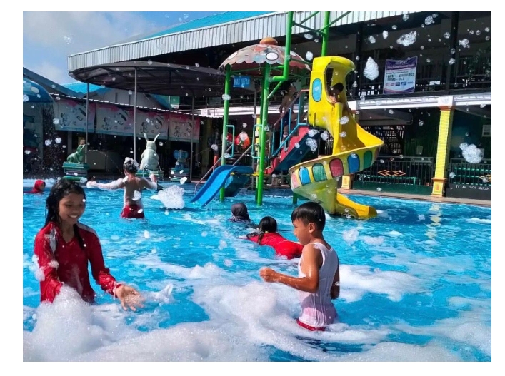 Mandi Salju di Kolam Renang Sendang Bening  (foto : ig@sendang_bening)