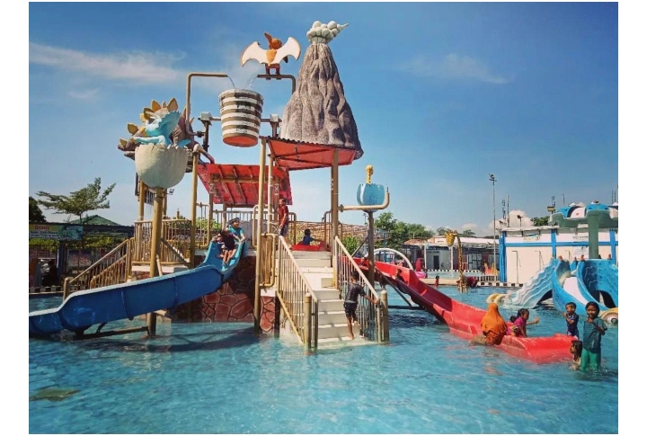 Beragam permainan yang tersaji di Keraton Waterpark (foto ig@keratonwaterparkponorogo)