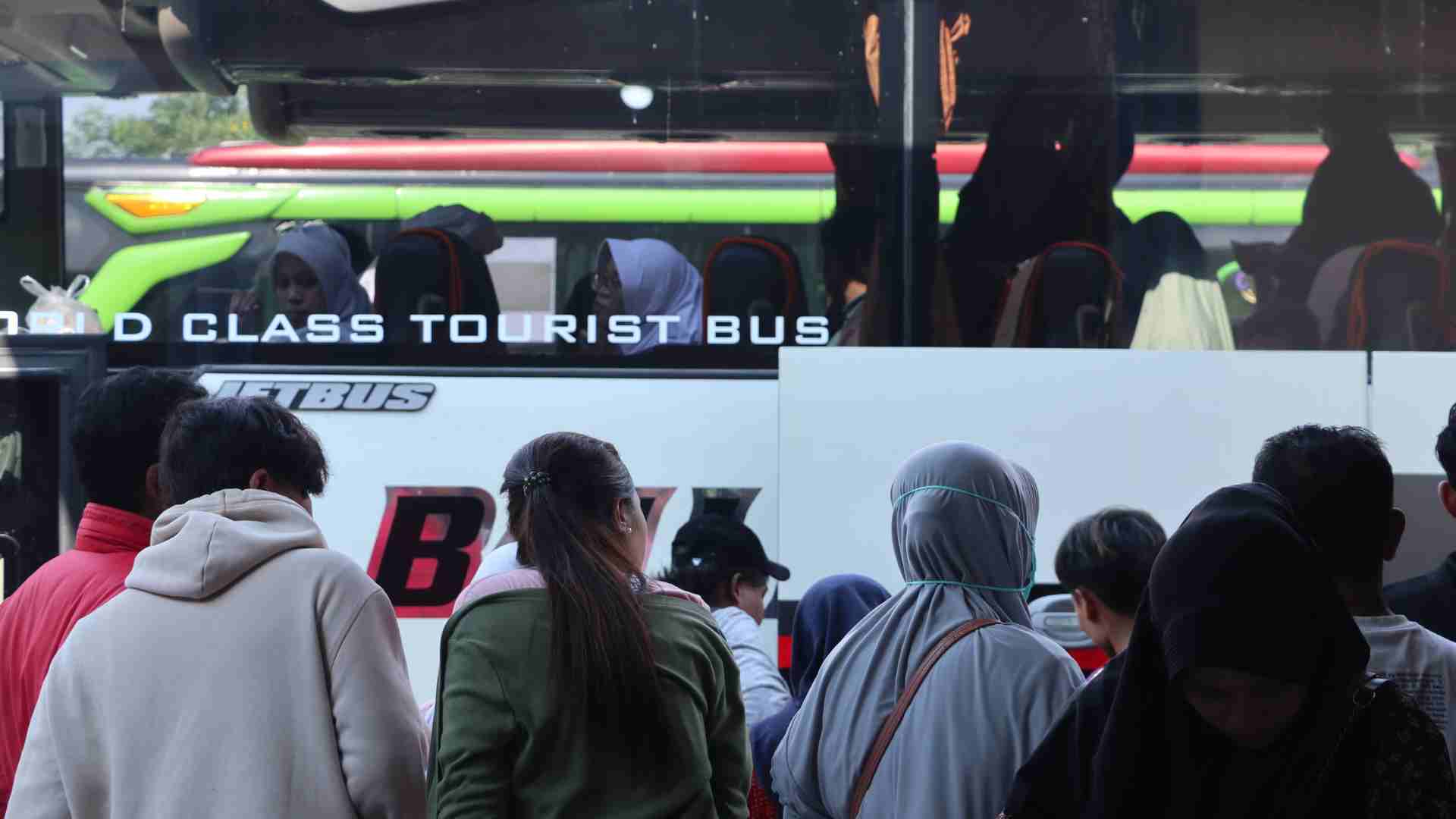 ARUS BALIK: Ribuan penumpang berbondong-bondong mengantre memasuki bus di Terminal Tipe A Seloaji Ponorogo. (SUGENG DWI N./JAWA POS RADAR PONOROGO)
