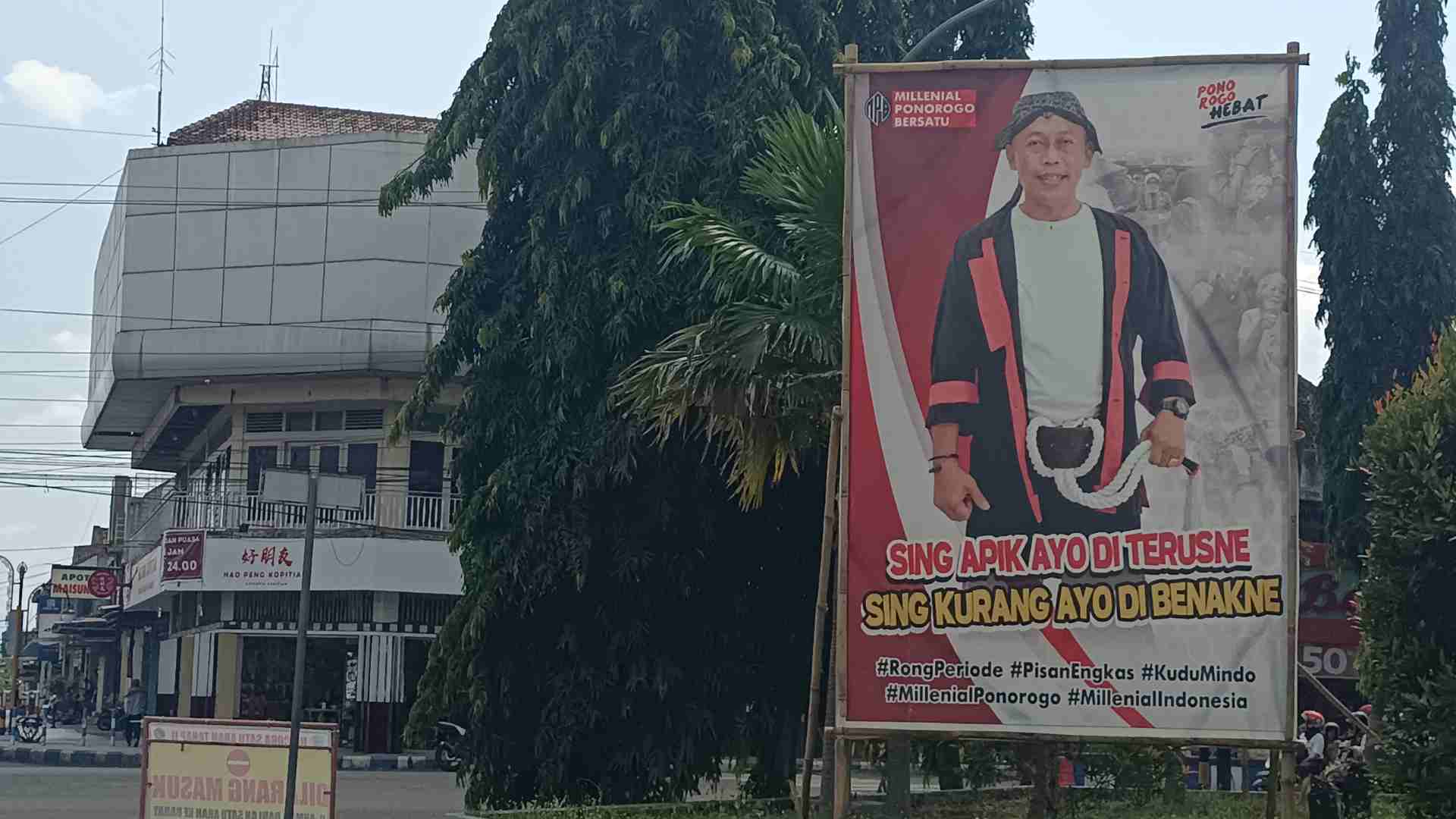 MENCOLOK MATA: Keberadaan baliho Sugiri Sancoko rong periode terpampang di sejumlah persimpangan jalan Ponorogo. (SUGENG DWI N./JAWA POS RADAR PONOROGO)