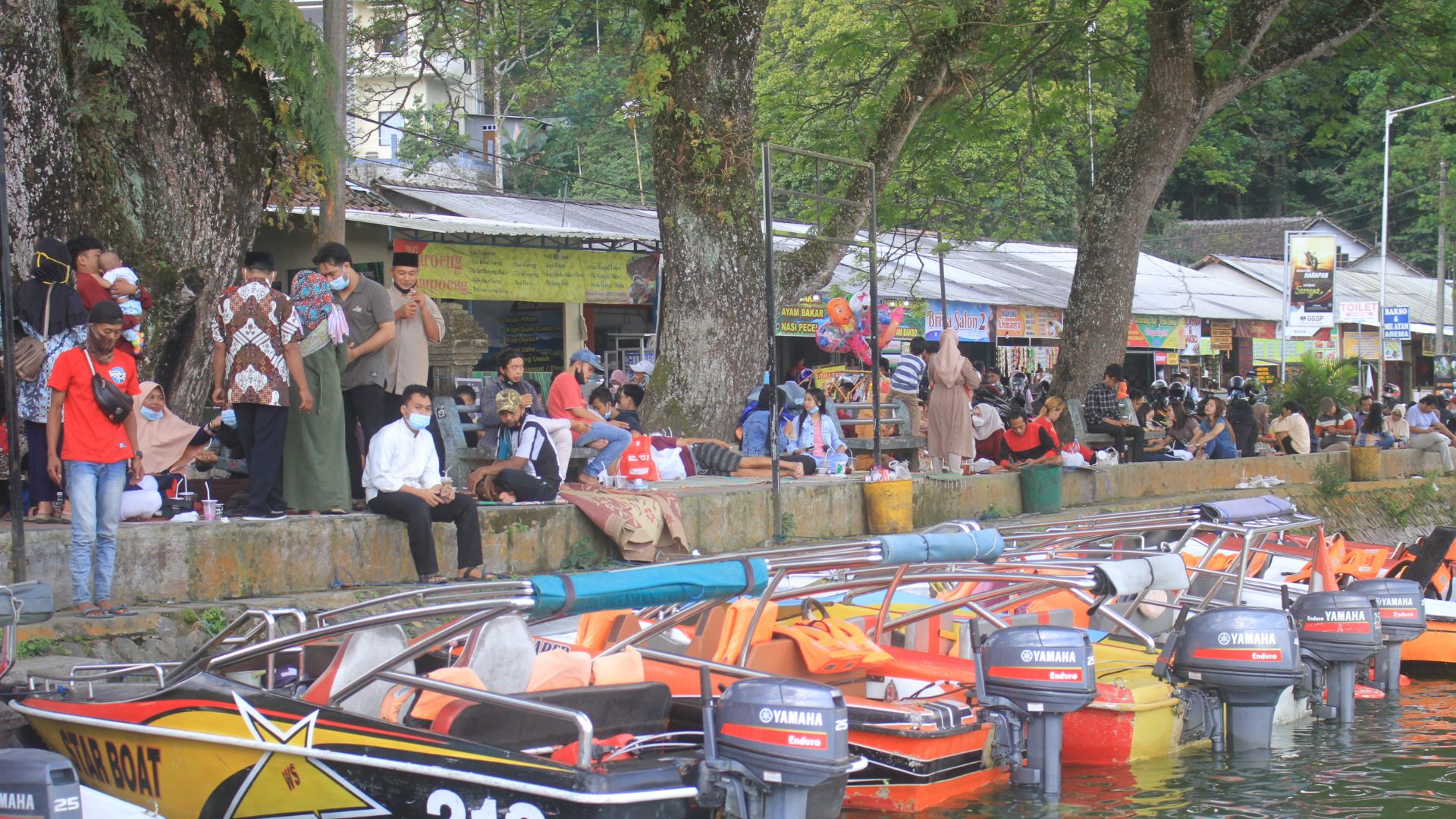 MEMBELUDAK: Ribuan wisatawan berkunjung ke wisata Telaga Ngebel selama libur lebaran. (SUGENG DWI N./JAWA POS RADAR PONOROGO)