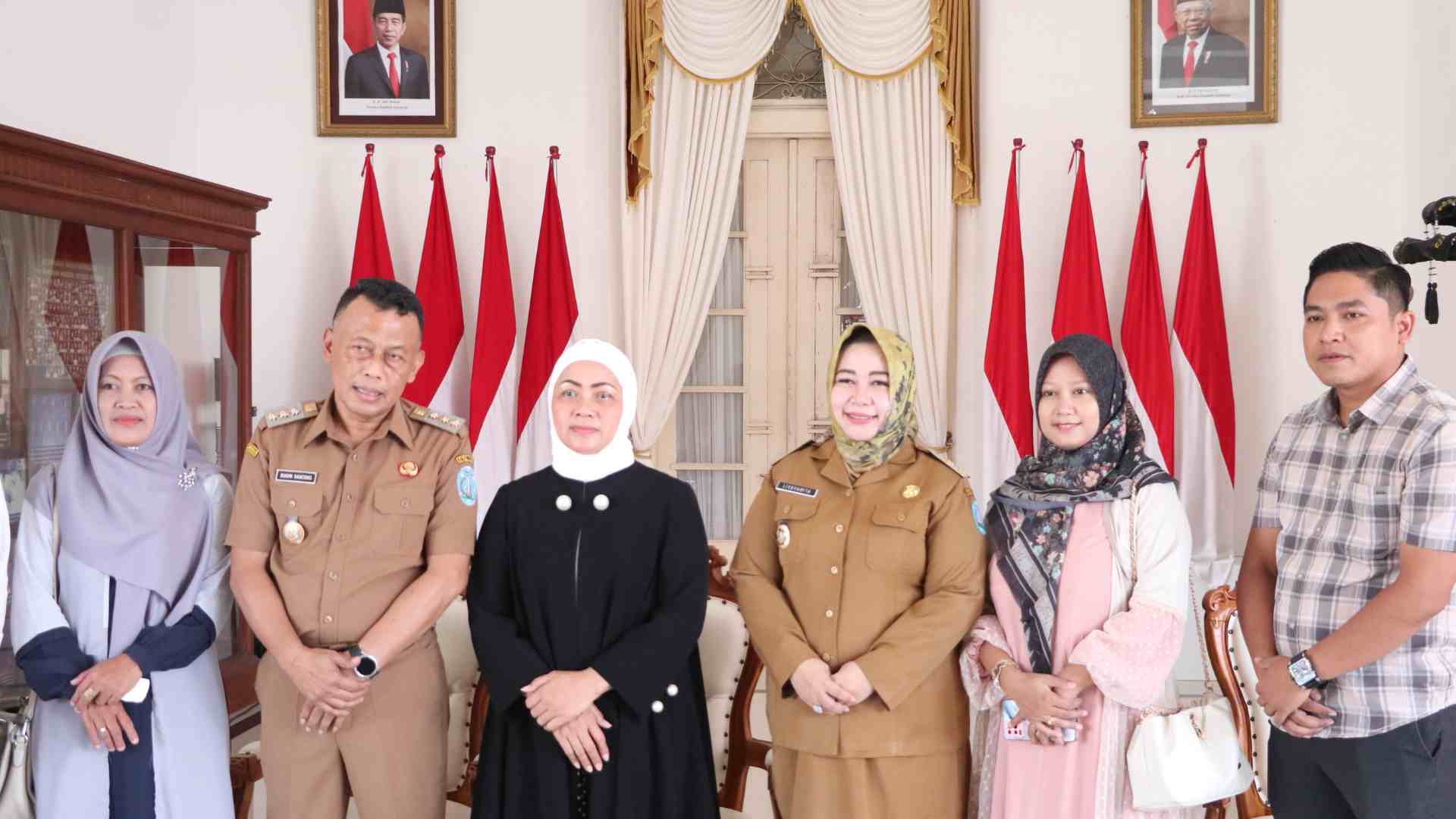 MOMENTUM: MDS (kanan) silaturahmi dengan Bupati Ponorogo Sugiri Sancoko saat acara halal bihalal di pendapa kemarin (16/4). (SUGENG DWI N./JAWA POS RADAR PONOROGO)