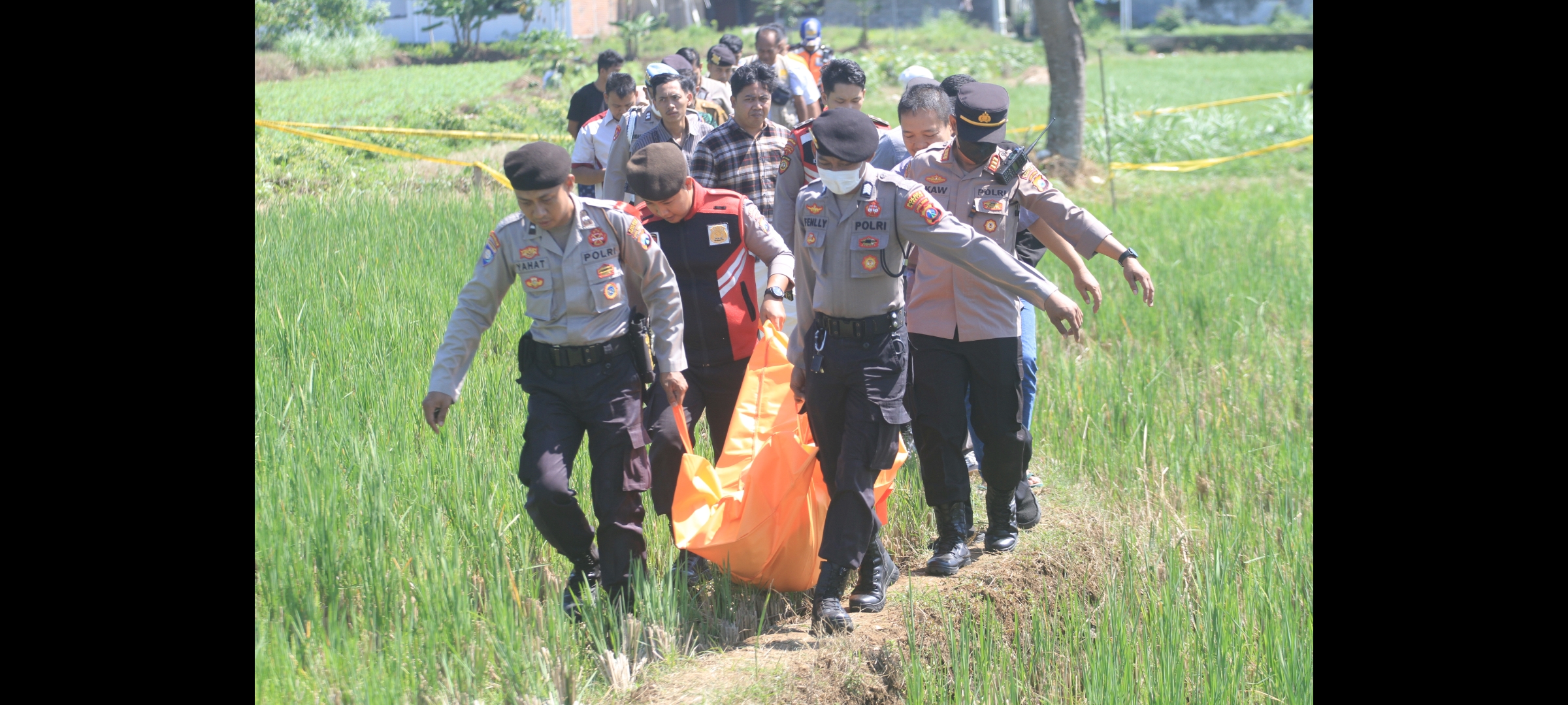 EVAKUASI: Korban jenazah yang ditemukan meninggal di saluran air persawahan jalan tembus pasar sayur magetan di evakuasi pada Selasa (16/4).