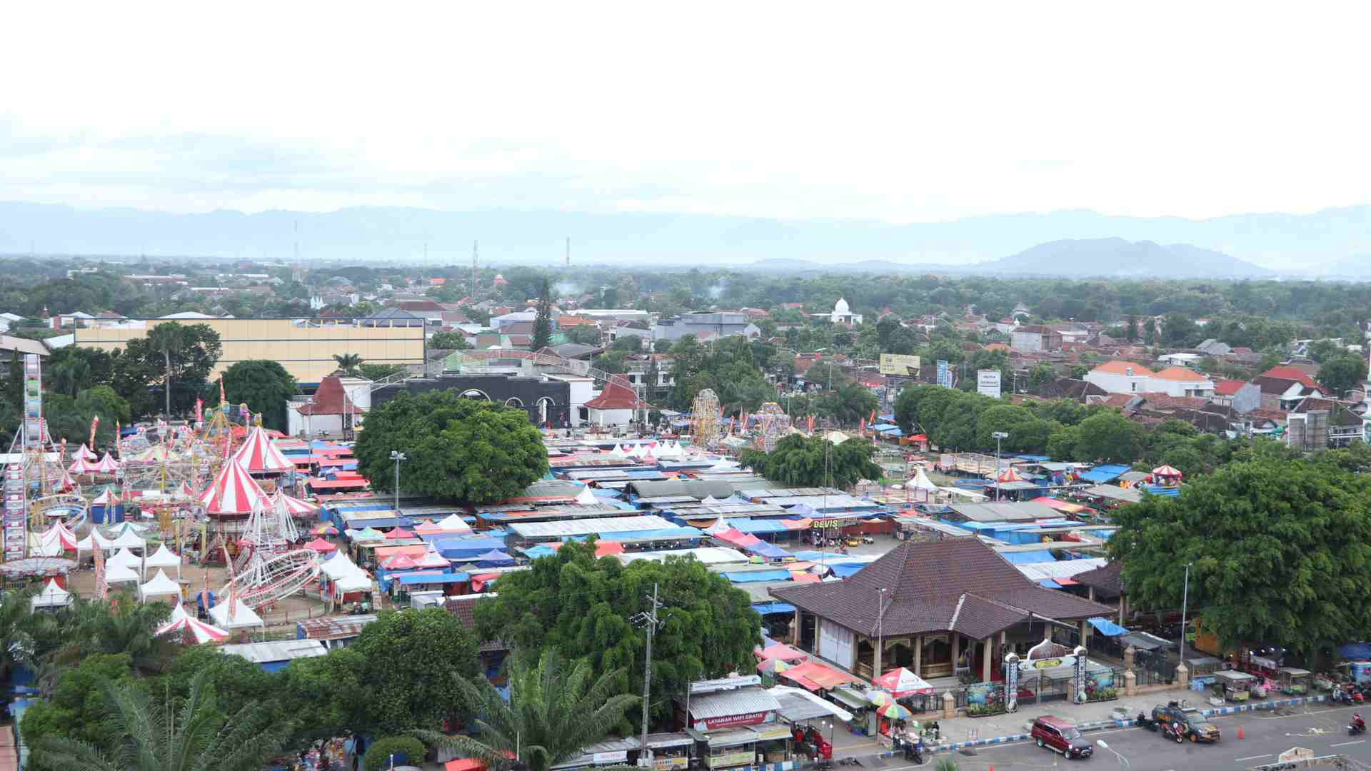 MAGNET KUNJUNGAN: Pasar malam di Alun-alun Ponorogo menjadi daya tarik warga Bumi Reog selama perayaan Grebeg Suro. (SUGENG DWI N./JAWA POS RADAR PONOROGO)