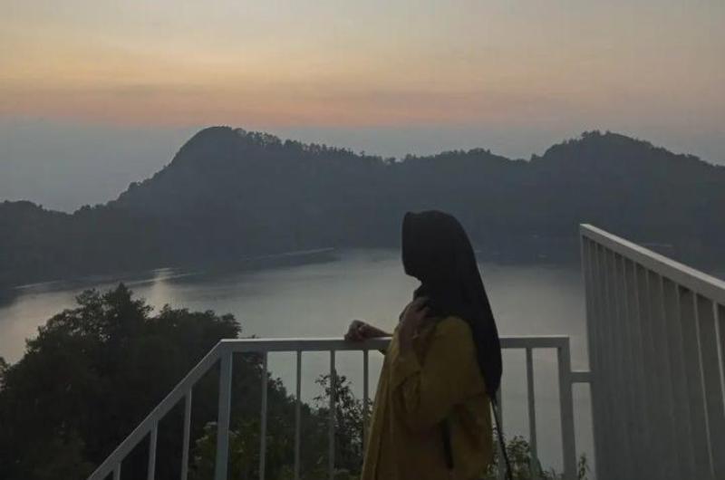 PESONA ALAM: Ngambang Tirto Kencono menjadi jujukan wisatawan dengan view alamnya berupa Telaga Ngebel dari ketinggian kaki Gunung Wilis. (ig @listiwdiap)