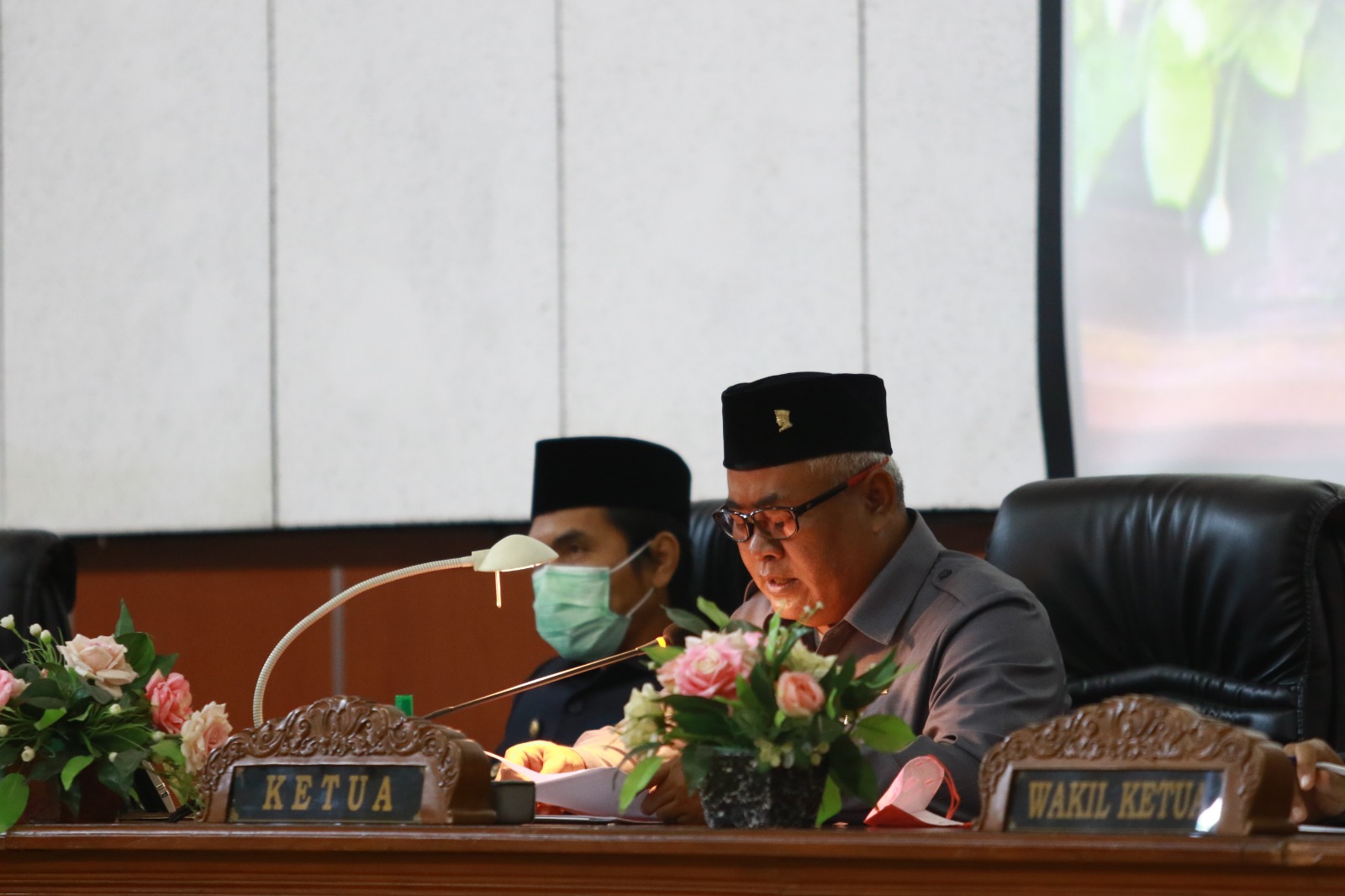 DINAMIKA POLITIK: Fery Sudarsono PDIP dan Kaji Mbing Demokrat saat sidang paripurna 2022 lalu sebagai bupati dan ketua DPRD Kabupaten Madiun. (RADAR MADIUN)