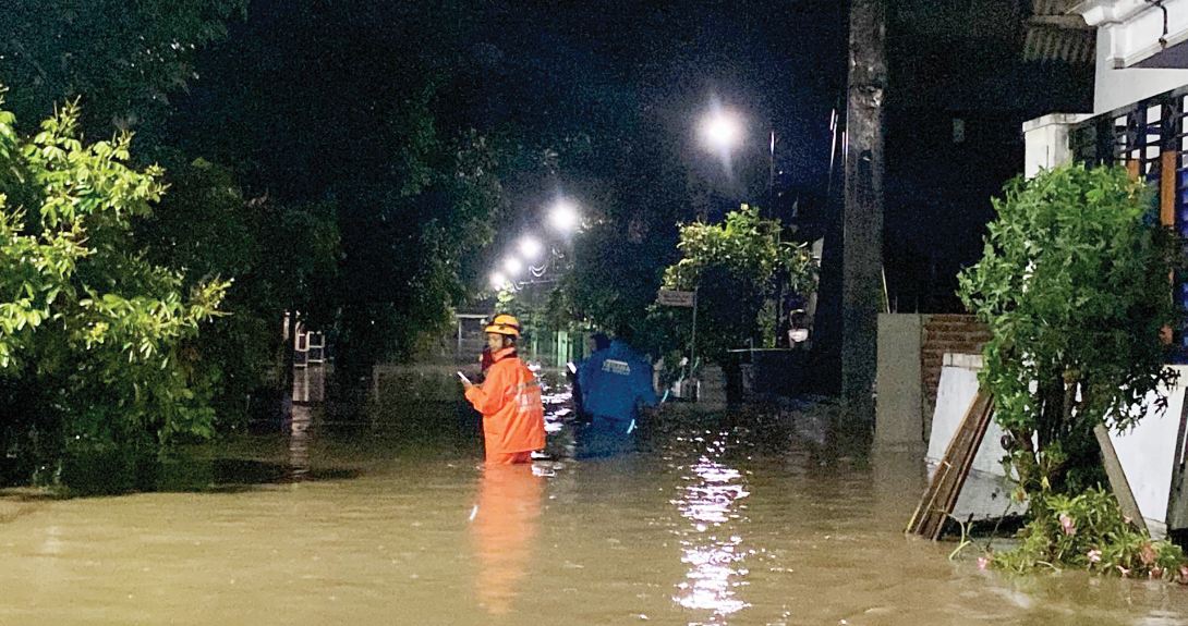 BANJIR: Sejumlah ruas jalan di Desa Bacem, Kebonsari, terendam air karena hujan deras Minggu (21/4) sore hingga malam.