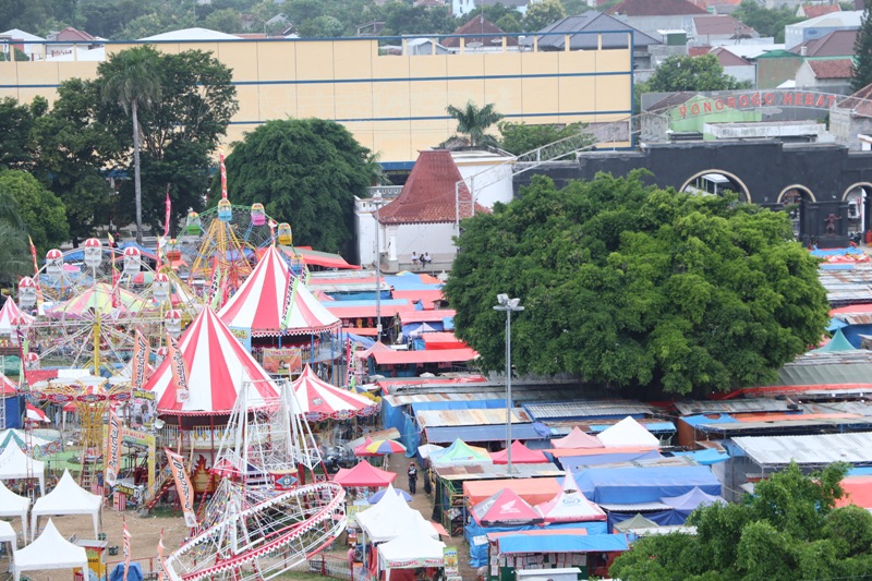 DIOLOR: Pasar malam Alun-alun Ponorogo yang semula ditutup 21 April diperpanjang sepekan ke depan (28/4). (SUGENG DWI N./JAWA POS RADAR PONOROGO)