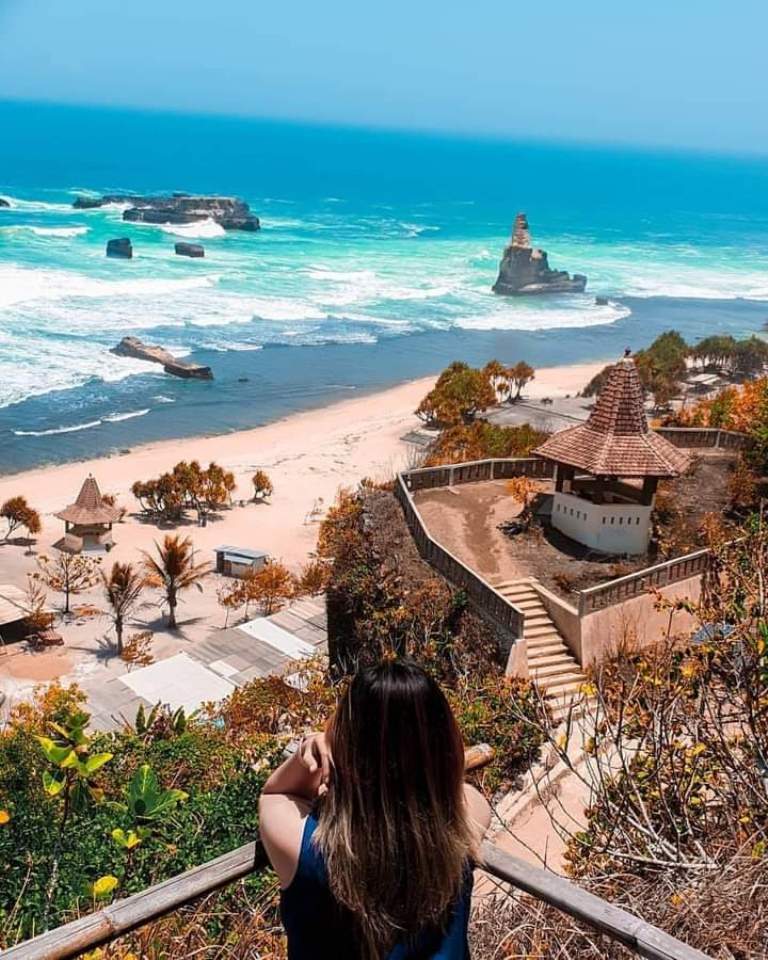 Pesona Pantai Buyutan, Destinasi Eksotis di Pacitan. (fb @tripzilla)