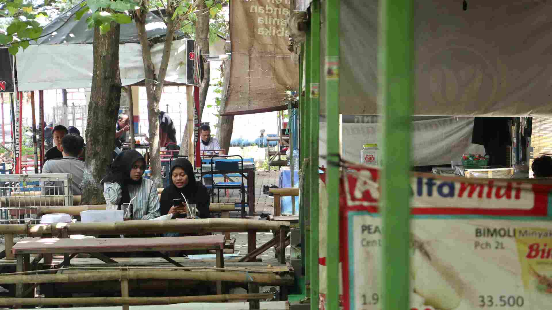 ANGKAT KAKI: Puluhan pedagang di barat Stadion Batoro Katong Ponorogo terdampak relokasi pembangunan panggung ekraf. (SUGENG DWI N./JAWA POS RADAR PONOROGO)