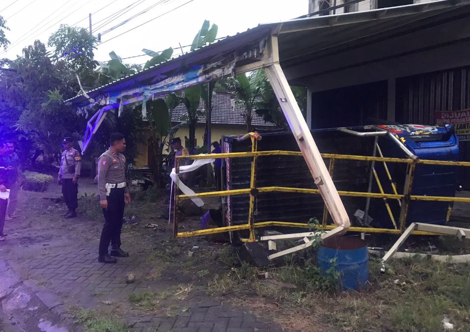 Kendaraan Pick Up bernopol AE 9011 NK seruduk orang berteduh di Desa Bulu, Kecamatan Sukomoro (23/4).