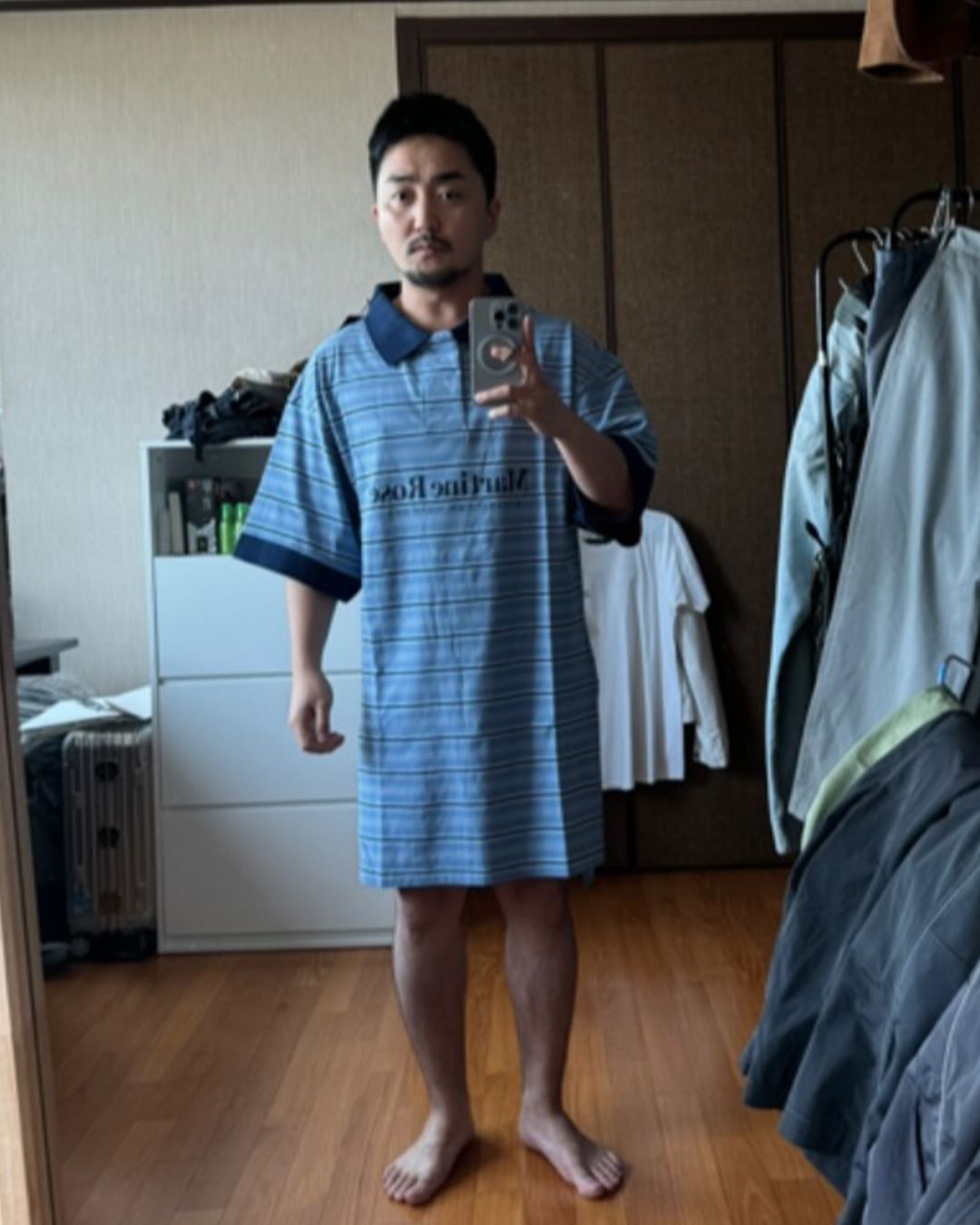 Yo Byun Jae mengenakan baju yang baru dibeli dan ternyata kebesaran (Sumber Ig @dispatch_style)