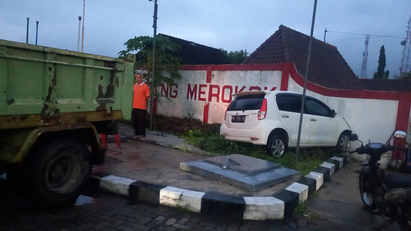 Mobil daihatsu tabrak tembok SPBU Bulu