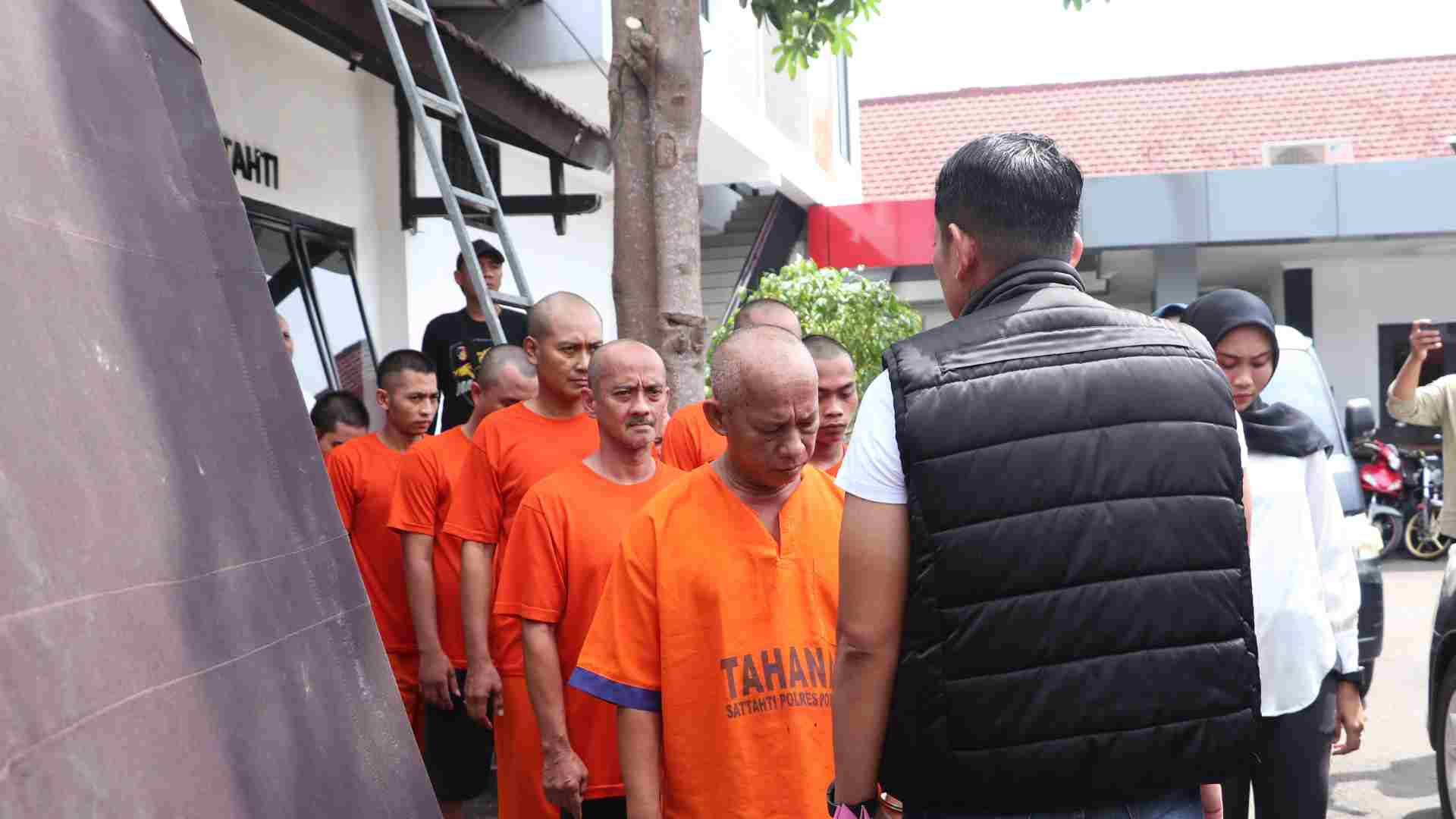 AMPUN: Polres Ponorogo menetapkan delapan terduga pelaku sebagai tersangka kasus pencurian yang menyasar rumah kosong saat ramadan di Ponorogo kemarin (24/5). (SUGENG DWI N./JAWA POS RADAR PONOROGO)