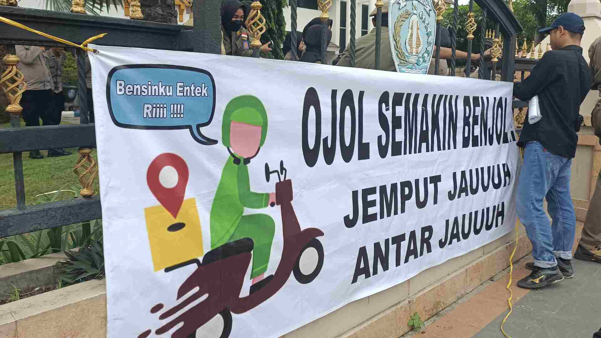 AKSI: para demonstran memasang baliho protes kebijakan satu arah. (SUGENG DWI/RADAR LAWU)