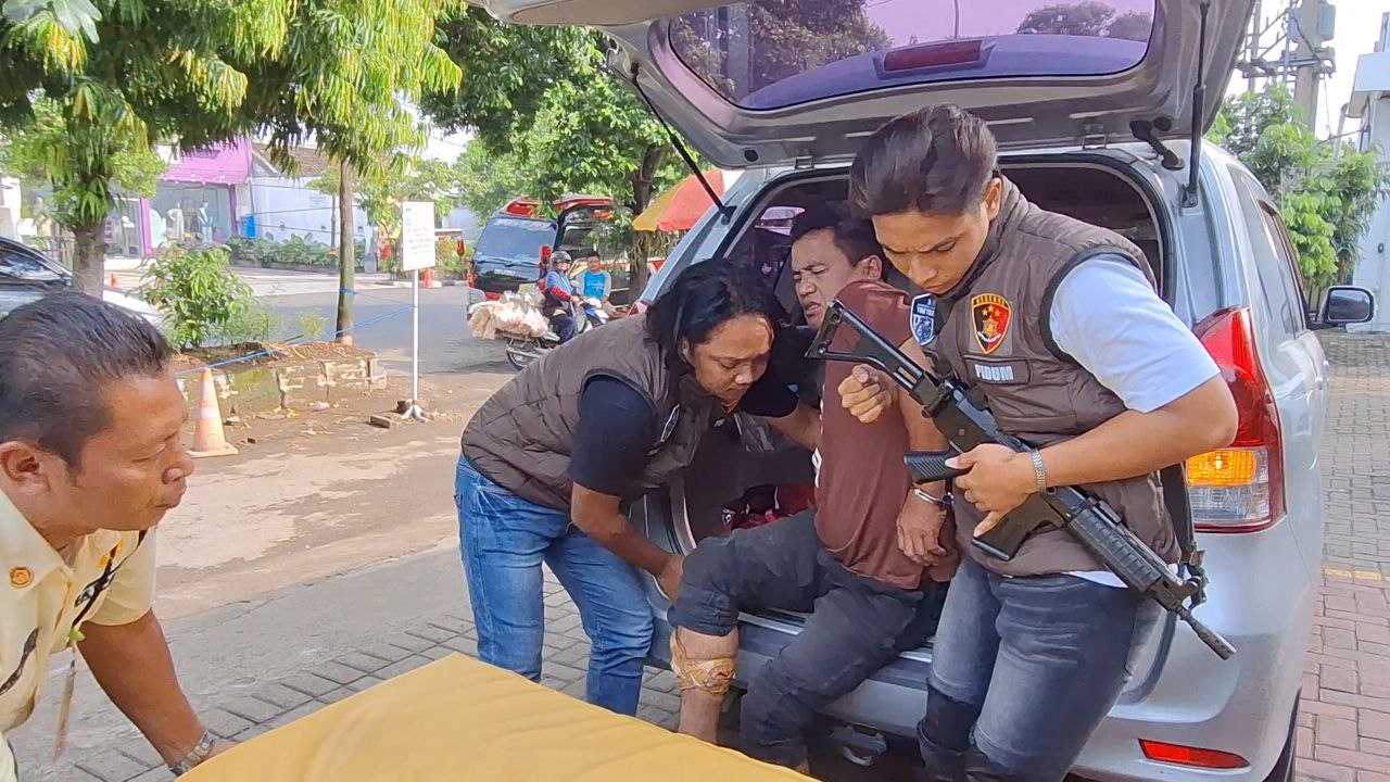 DILUMPUHKAN: Purwanto digelandang ke Satreskrim Polres Ngawi, Jumat (26/4). ASEP SYAEFUL BACHRI/JAWA POS RADAR MADIUN)