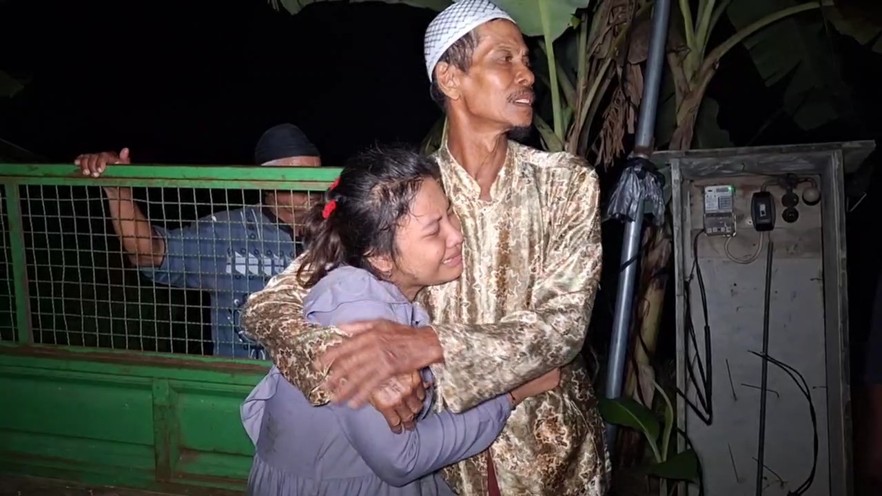 HISTERIS: Anggota keluarga menangis setelah mengetahui Ramelan ditemukan meninggal di sawahnya, Sabtu (28/4) malam. (ASEP SYAEFUL BACHRI/JAWA POS RADAR NGAWI)