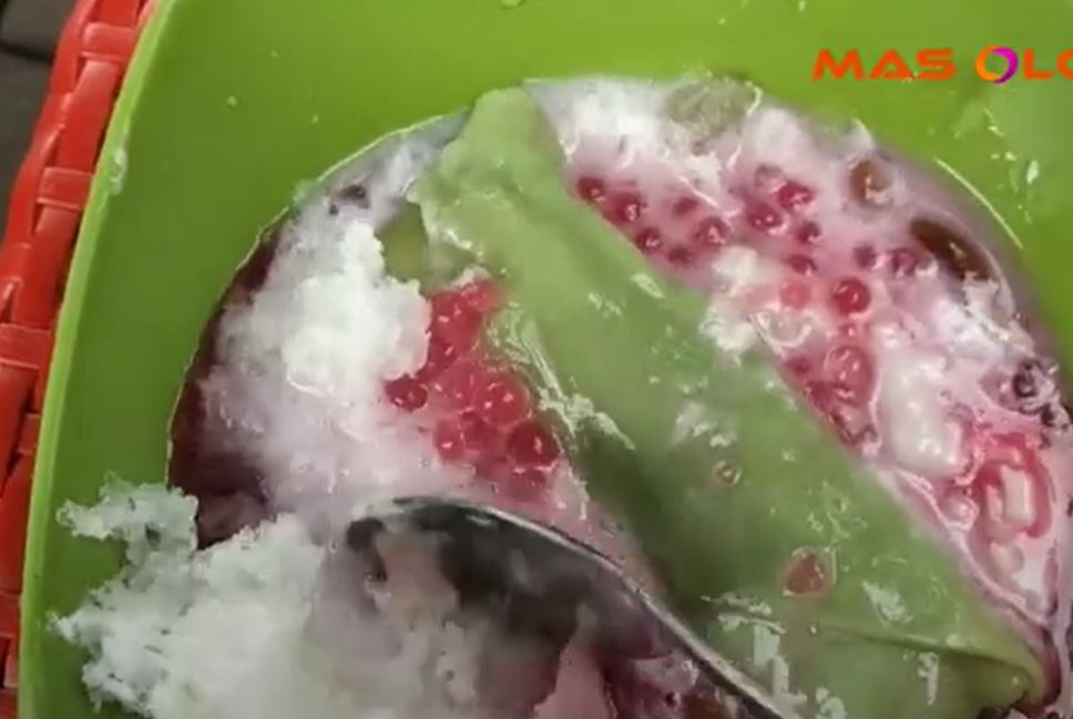 Es Pisang Ijo dan Es Palu Butung "Pusat Rasa" di Surabaya (YouTube Mas Olong)