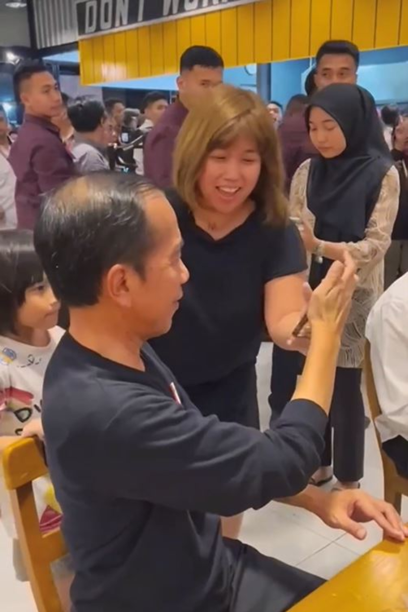 Presiden Jokowi foto bersama pelanggan saat makan di Mie Gacoan Bima, NTB (ig @jokowi)