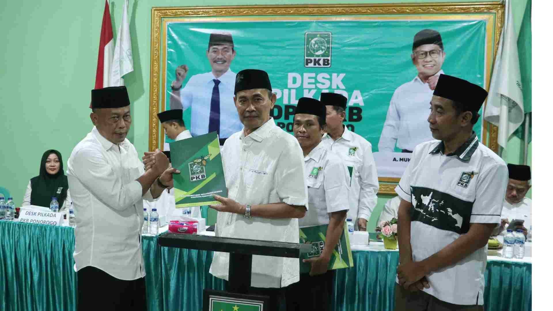 PENDAFTARAN: Sugiri Sancoko (kiri) mengambil surat rekom pendaftaran kepala daerah di kantor DPC PKB Ponorogo. (SUGENG DWI N./JAWA POS RADAR PONOROGO)