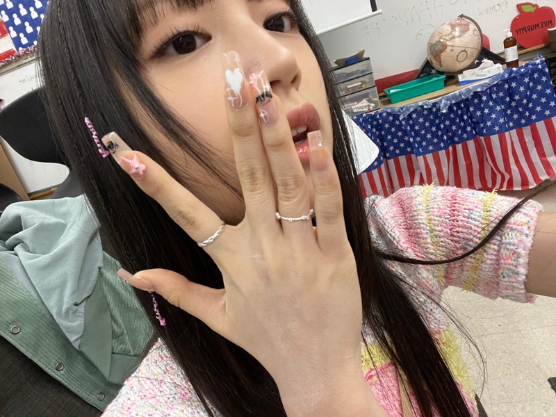 Kimberley Fransa Salim alias Kim member VVUP dinobatkan penyanyi masa depan usai cover lagunya masuk trending 8 usai dirilis hanya dalam waktu 24 jam. (WEVERSE)